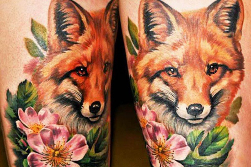 Tattoo con cáo và bông hoa thể hiện sự khao khát về một tình yêu mãnh liệt