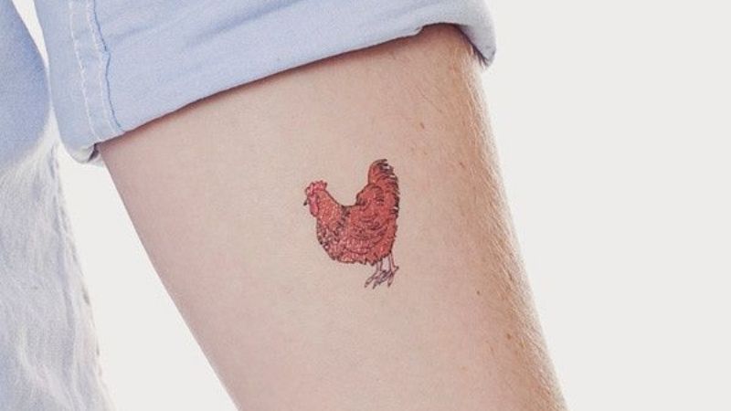 Những hình con gà nhỏ nhắn được xăm chủ yếu ở cánh tay