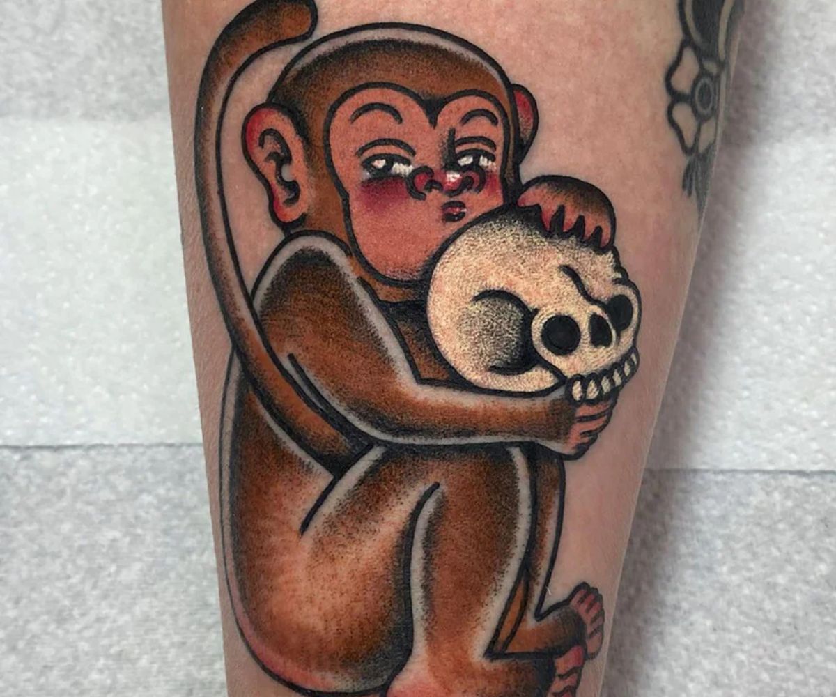 Hình tattoo con khỉ mini có màu ôm hộp sọ