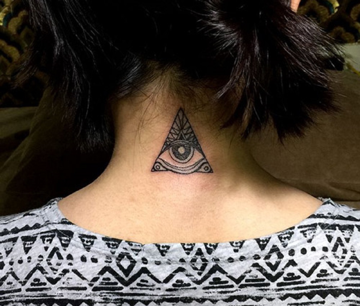 Mẫu hình con mắt kim tự tháp xăm ở sau gáy