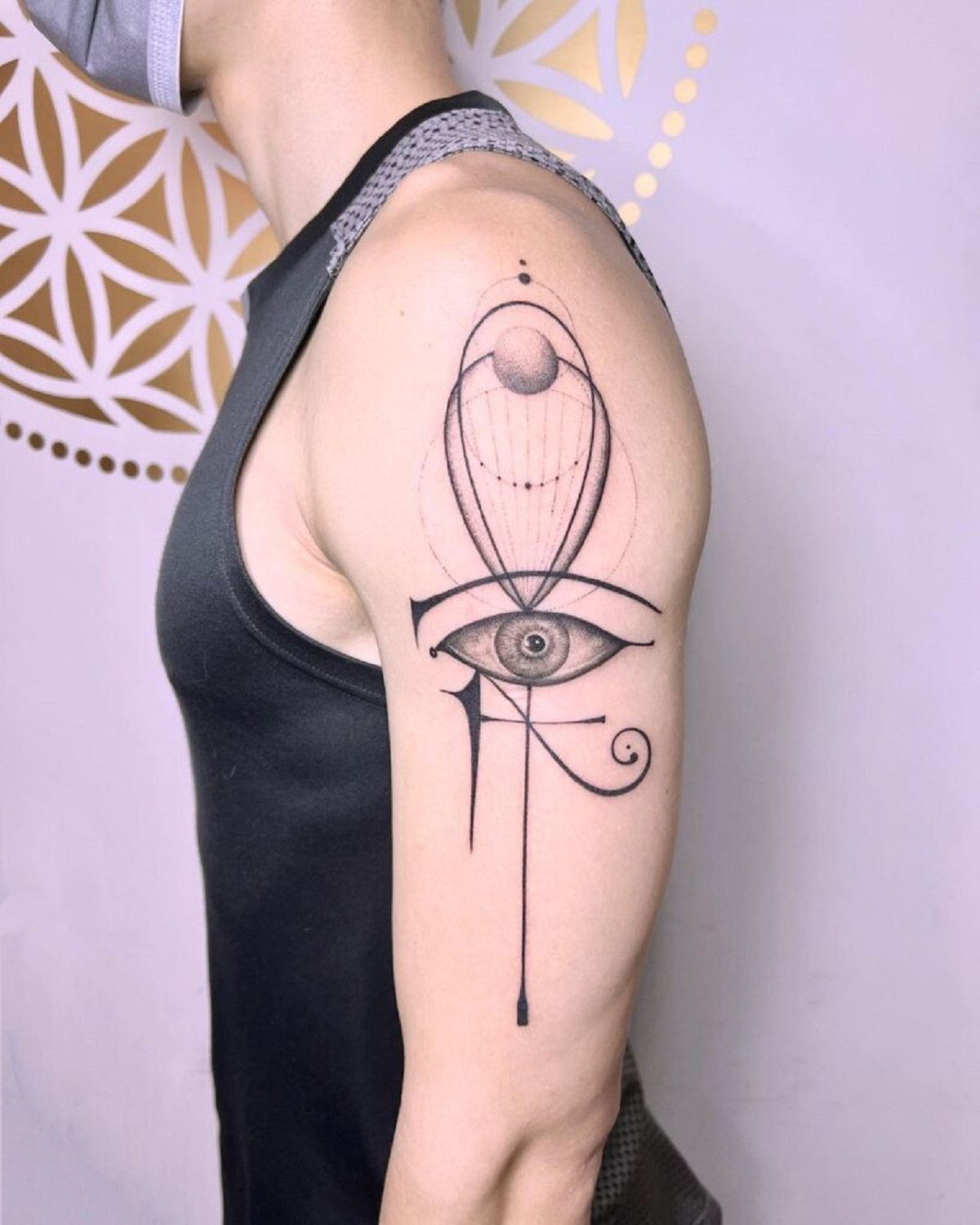 Xăm hình con mắt thần Horus cực độc đáo trên cánh tay