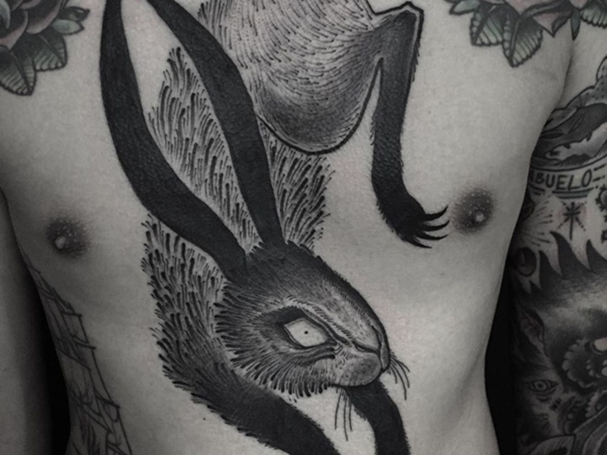 Gợi ý mẫu hình xăm con thỏ đen lên ngực đầy cuốn hút cho nam giới