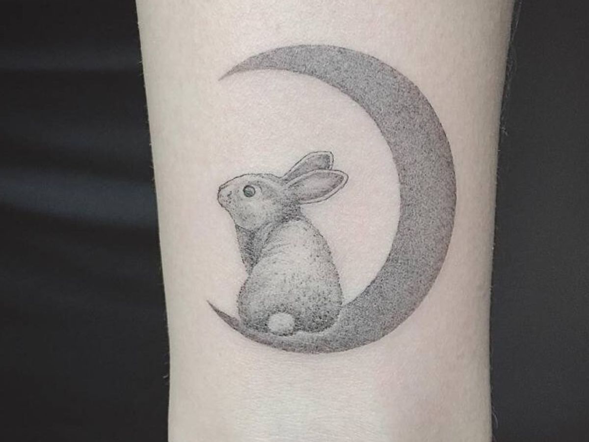 Mẫu tattoo thỏ và mặt trăng bắt mắt cho nữ