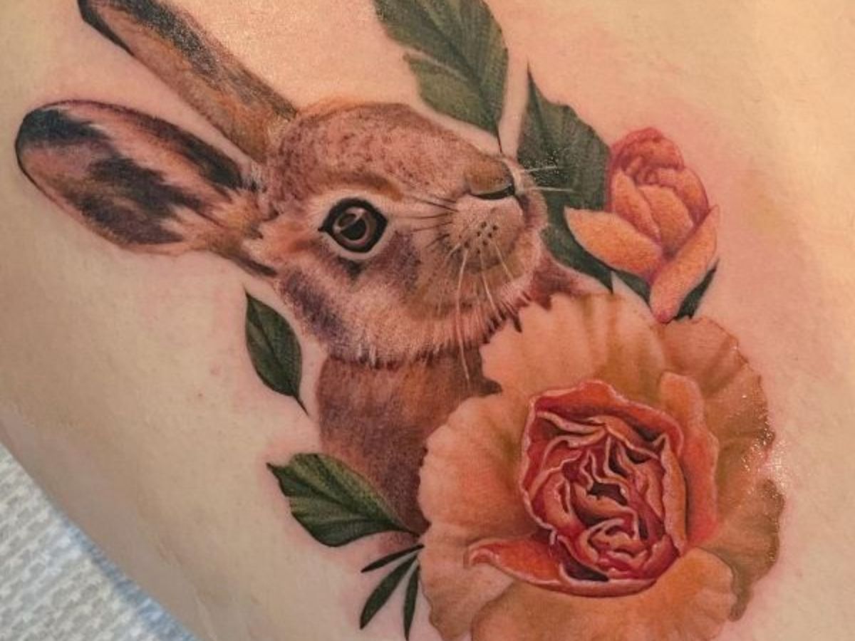 Hình xăm con thỏ và hoa hồng trên tay cực đẹp