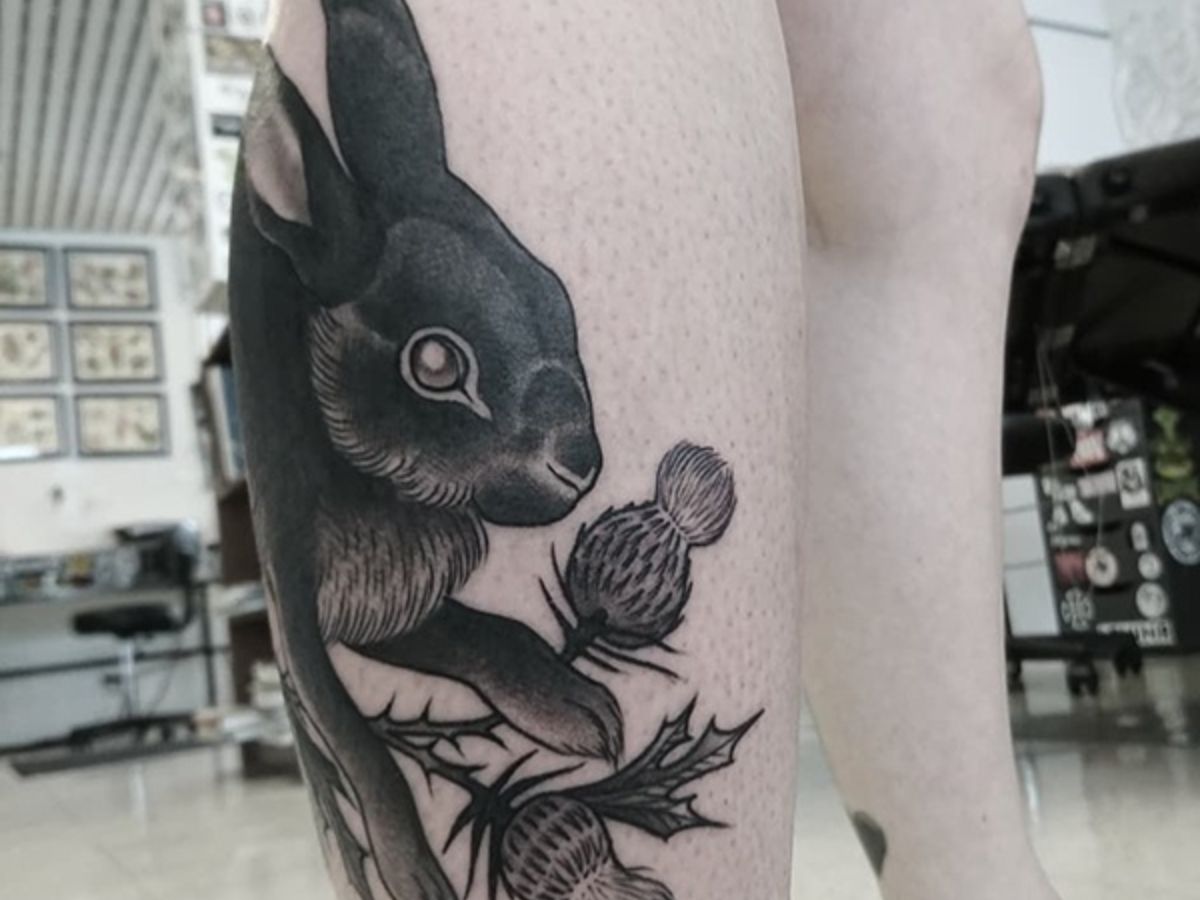 Mẫu tattoo con thỏ đen lên bắp chân đẹp nhất