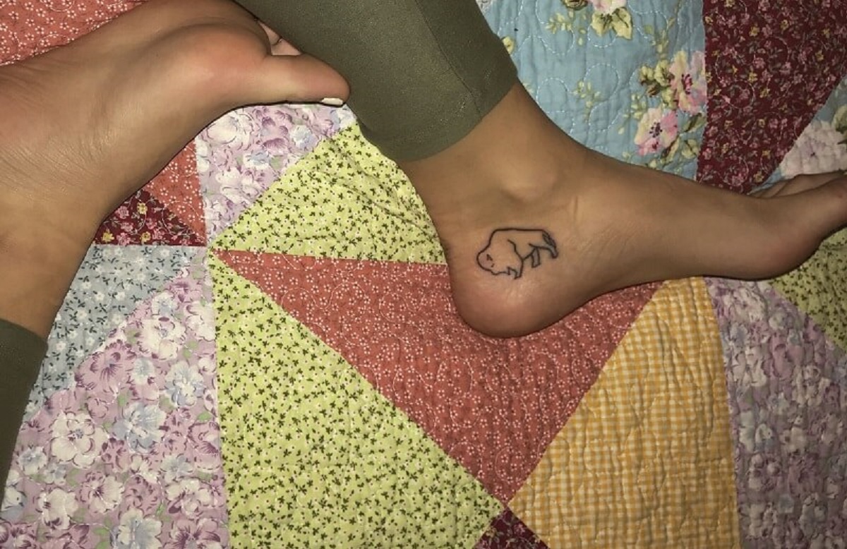 Mẫu hình tattoo con trâu mini dễ thương, đáng yêu ở chân
