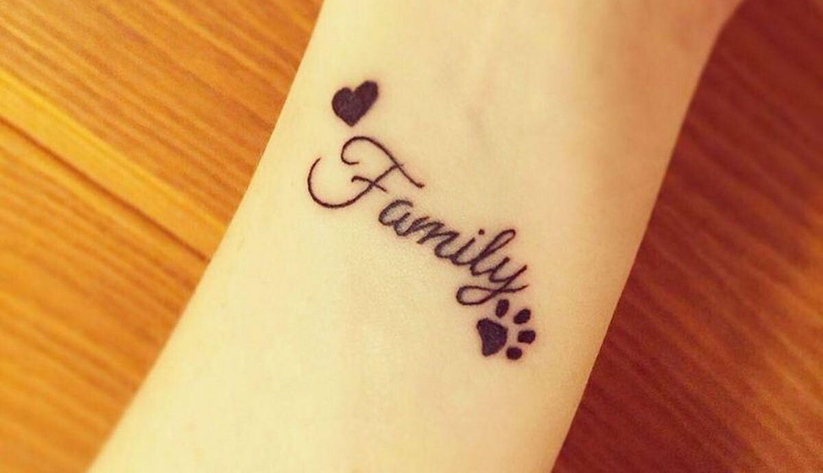 Hình xăm chữ ý nghĩa về gia đình đơn giản trên cánh tay cho nữ