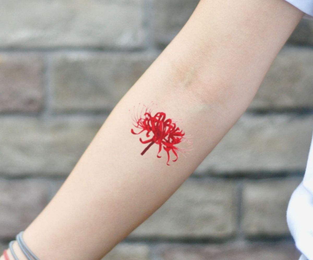 Mẫu tattoo hoa bỉ ngạn mini xinh xẻo trên tay