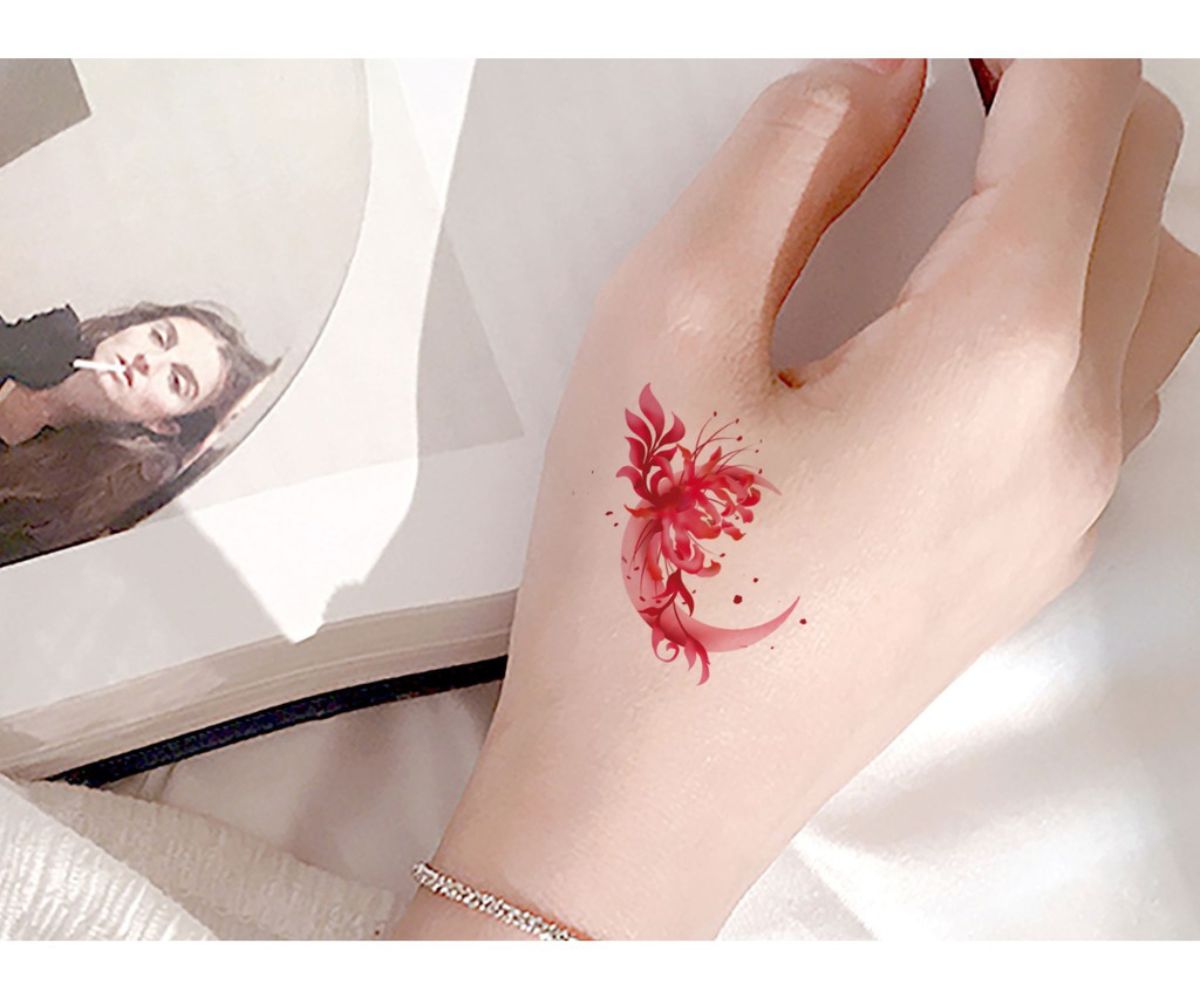 Hình tattoo hoa bỉ ngạn siêu đáng yêu trên tay cho nữ