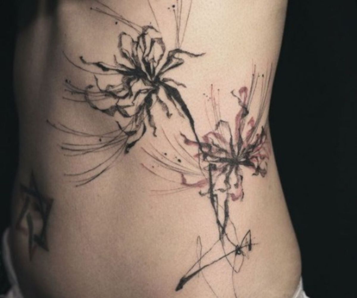 Hình tattoo hoa bỉ ngạn đen trắng ở eo siêu phẩm