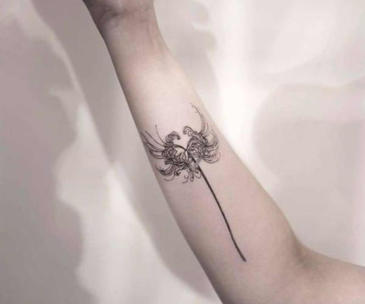 Hình tattoo hoa bỉ ngạn đen trắng đơn giản ở cẳng tay