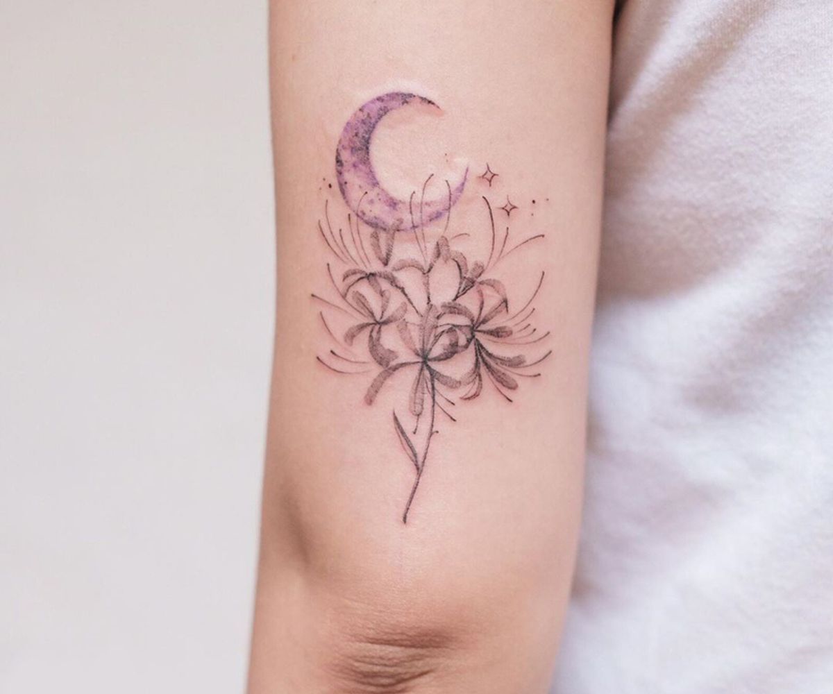 Hình tattoo hoa bỉ ngạn với ánh trăng lãng mạn