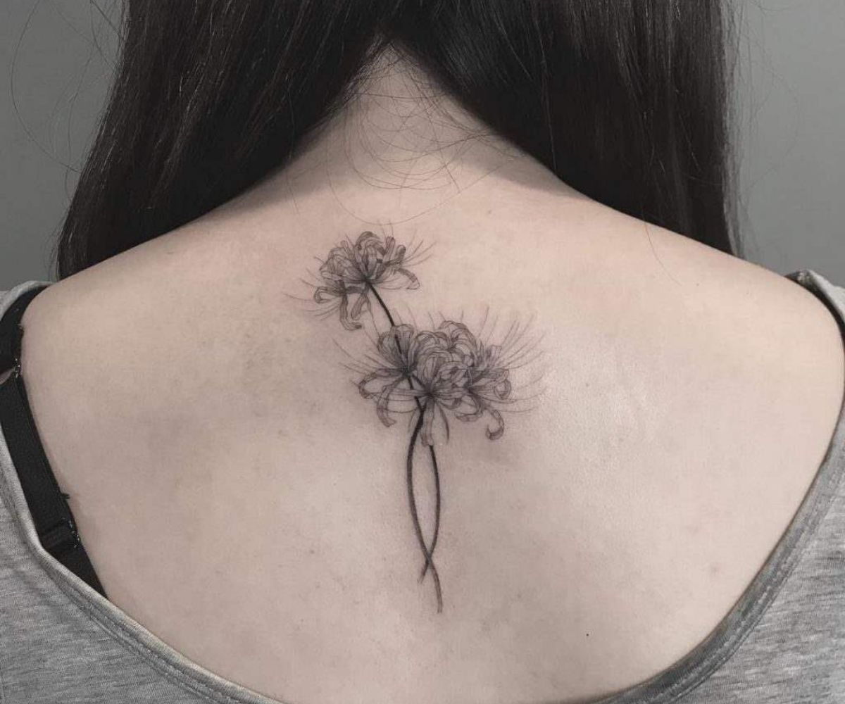 Mẫu tattoo 2 bông bỉ ngạn sau lưng cực quyến rũ