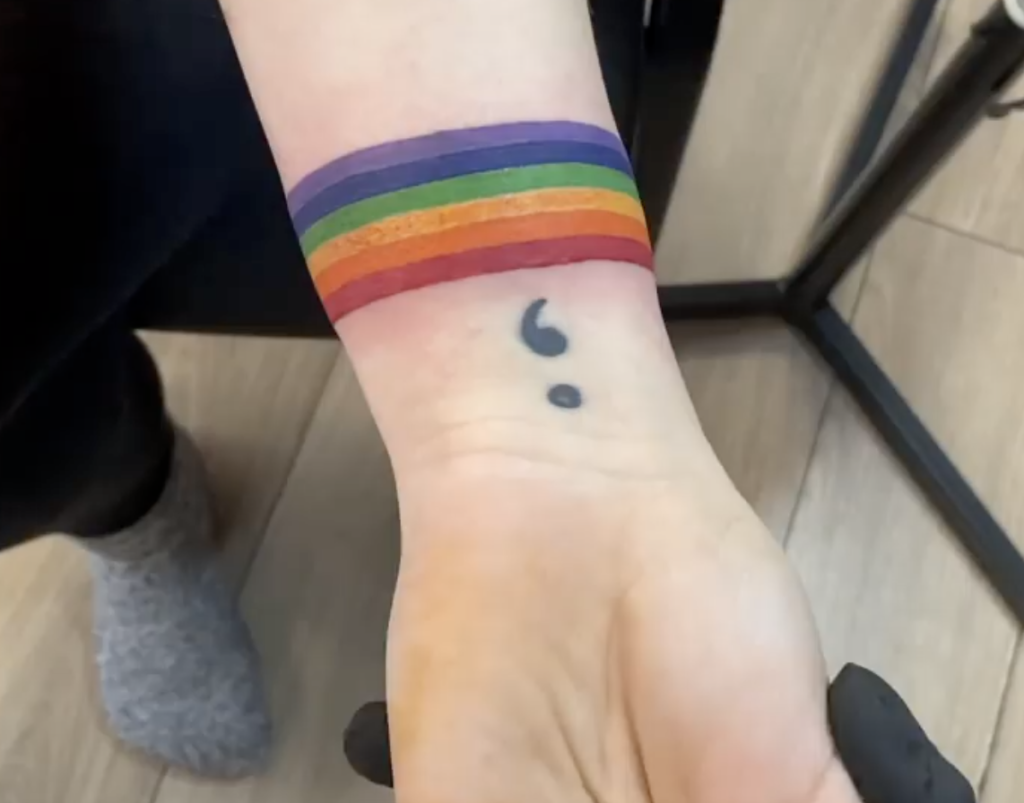 Hình xăm LGBT lá cờ cầu vồng ở cổ tay