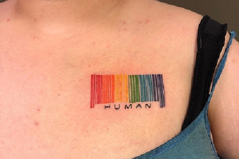 Hình xăm LGBT trên ngực kết hợp chữ đầy tính biểu tượng