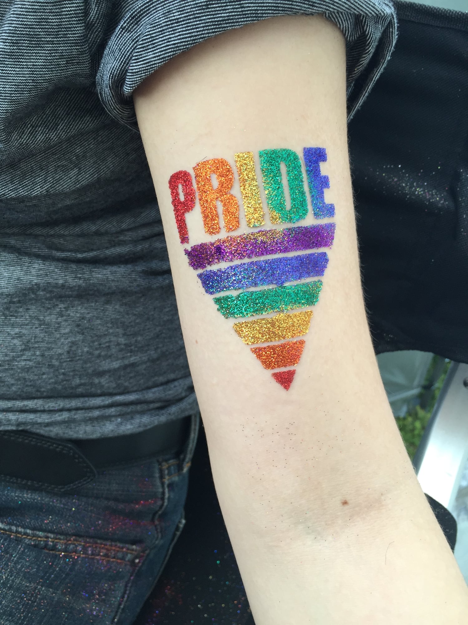 Xăm hình huy chương Pride đơn giản trên cánh tay