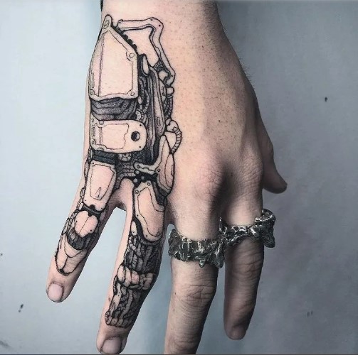 Hình xăm máy móc bàn tay thể hiện cá tính và sức mạnh công nghệ 