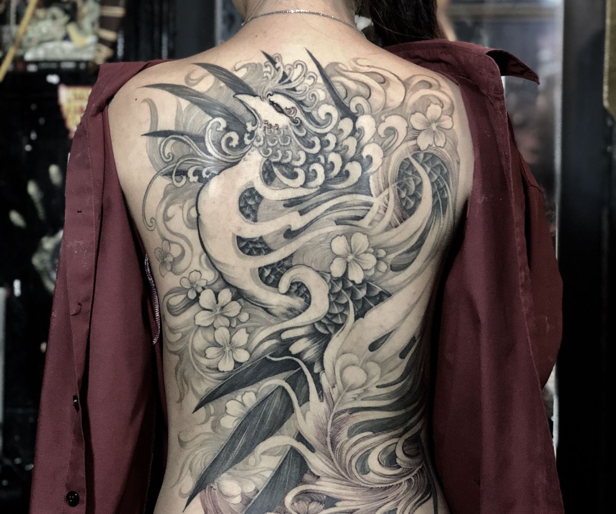 Tattoo phượng hoàng kết hợp với hoa kín lưng vô cùng bắt mắt cho nữ