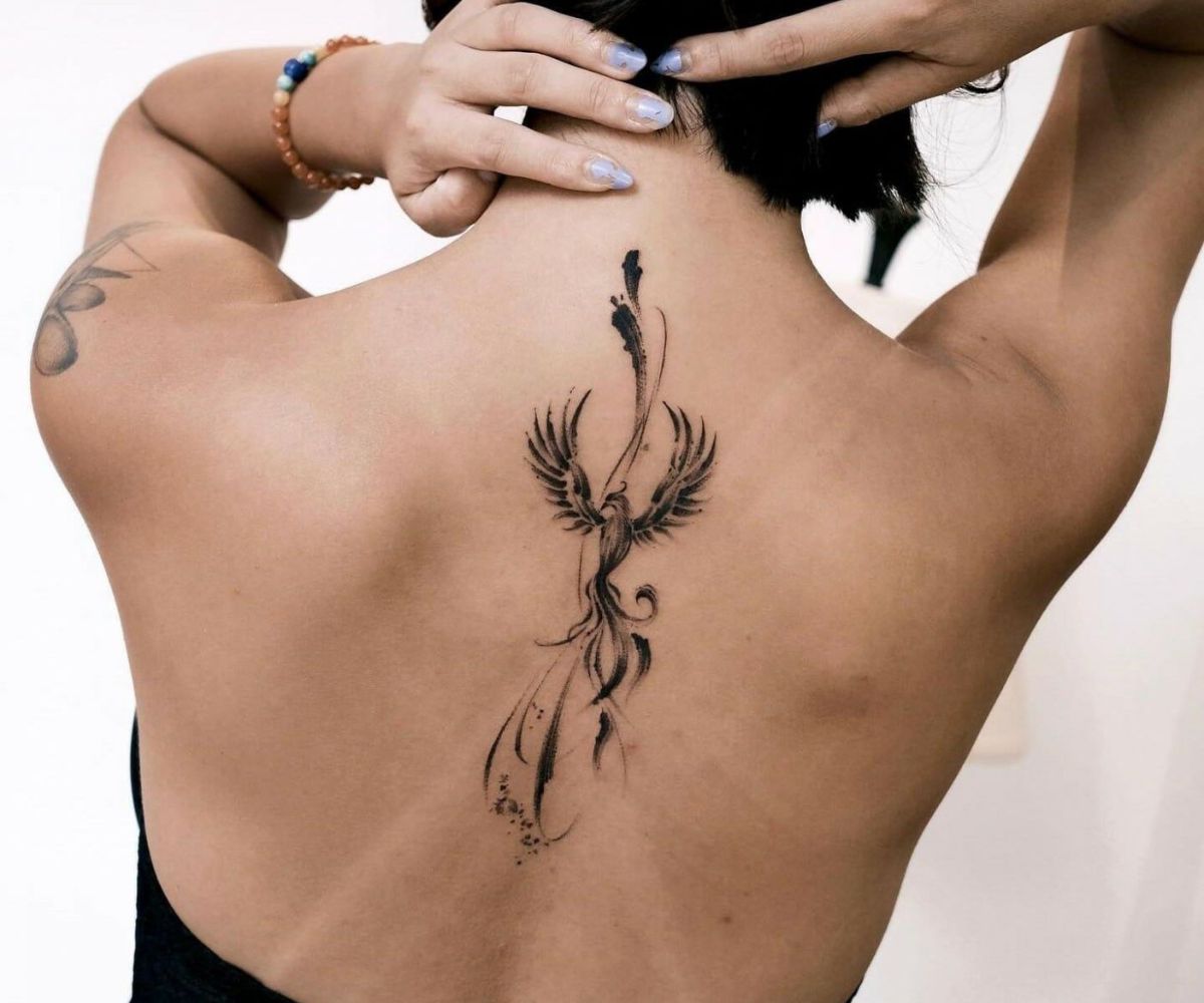 Hình tattoo phượng hoàng lửa giữa lưng tuyệt đẹp cho các chị em