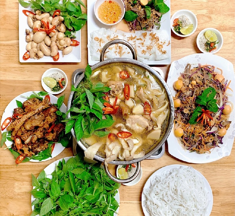 ​Lẩu gà dọn ra bàn ăn kèm với rau và một số món khác tuỳ vào sở thích của mỗi gia đình