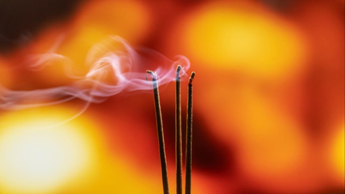 Thắp hương có thể giúp xua đuổi vận xui do nằm mơ thấy bật lửa gây ra 
