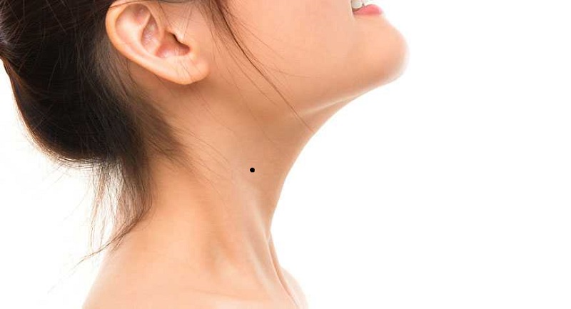 Nốt ruồi ở cổ họng ảnh hưởng đến sức khỏe của chủ nhân