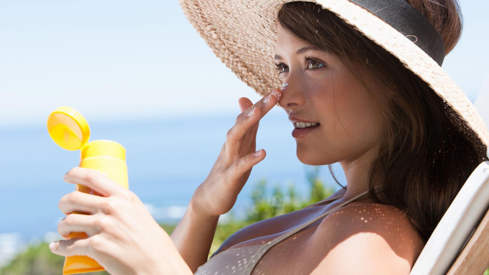 Dùng kem chống nắng để bảo vệ nốt ruồi khỏi tia UV mặt trời