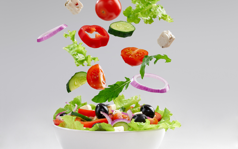 Sơ chế nguyên liệu chuẩn bị cho món salad Thổ Nhĩ Kỳ