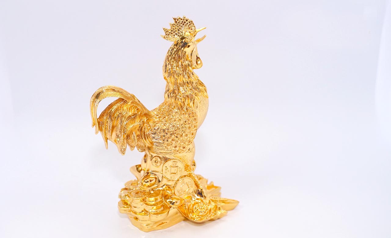 Tượng gà là vật phẩm phong thủy mang lại may mắn cho Đinh Dậu 1957