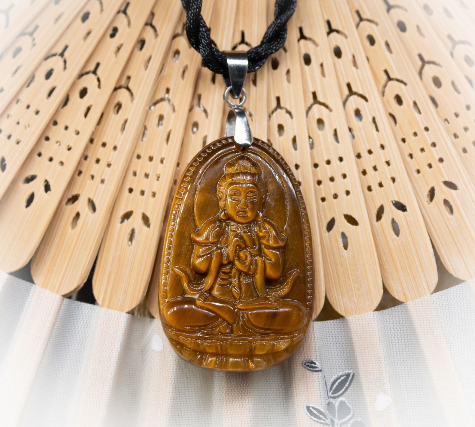 Mặt Phật Như Lai Đại Nhật là vật phẩm phong thủy cầu bình an tốt cho người tuổi Mậu Thân 1968