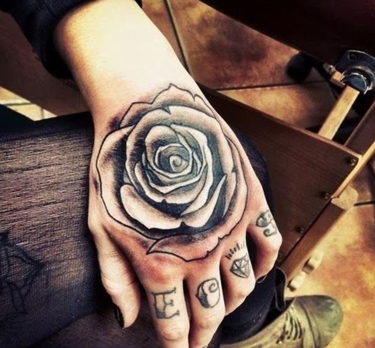 Bông hoa hồng xăm trên bàn tay có nhiều ý nghĩa khác nhau