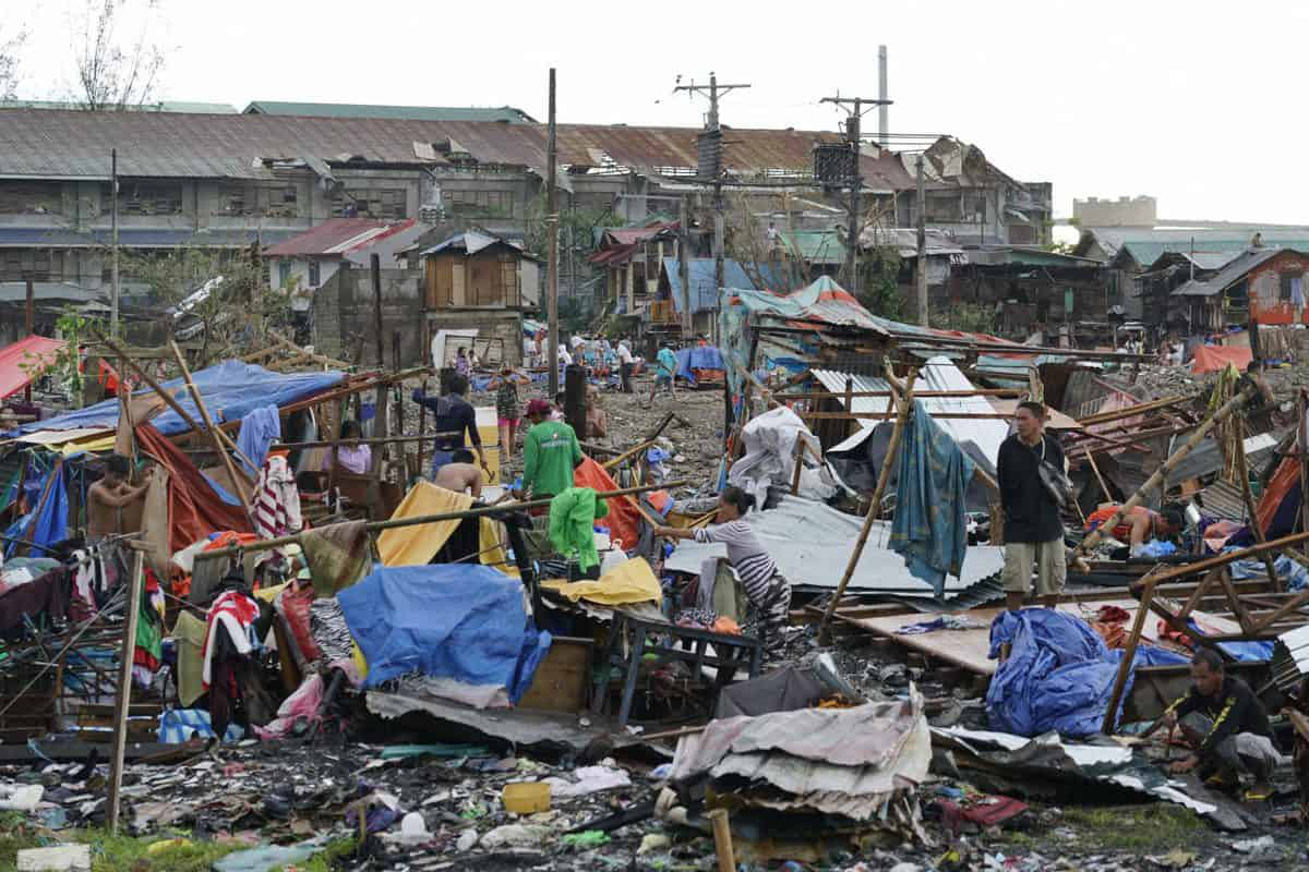 Siêu bão Haiyan tấn công vào Philippines khiến cuộc sống của người dân bị đảo lộn
