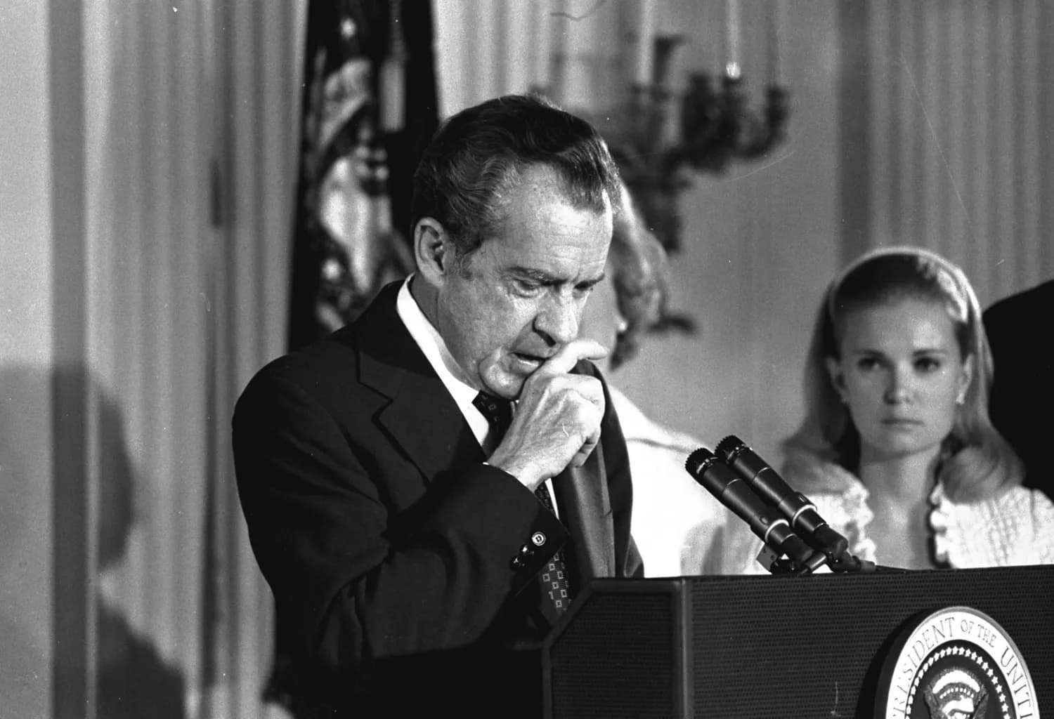 9/8/1974 Richard Nixon trở thành Tổng thống Hoa Kỳ đầu tiên từ nhiệm