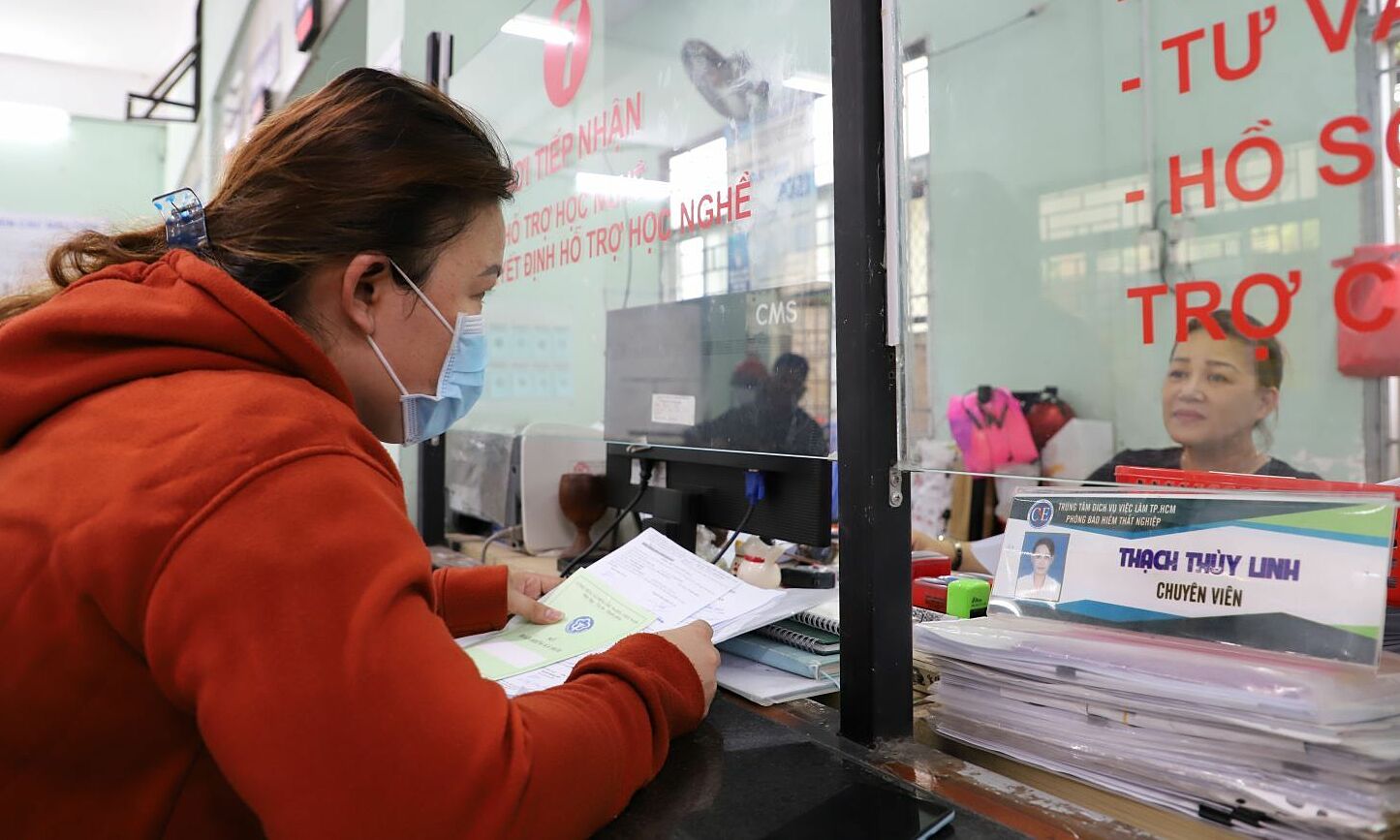 Người lao động gửi hồ sơ cho trung tâm bảo hiểm thất nghiệp 