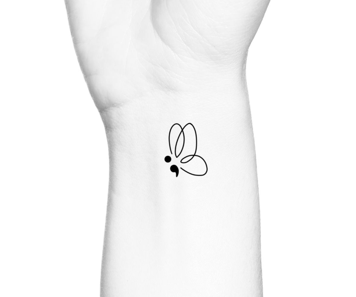Hình xăm dấu chấm phẩy cực đơn giản trên cổ tay