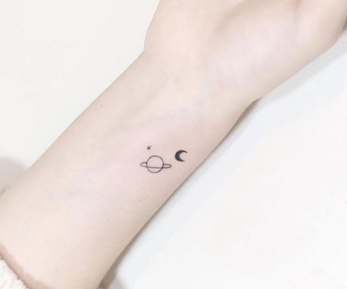 Hình tattoo dấu chấm phẩy kết hợp với mặt trăng và hành tinh siêu cưng