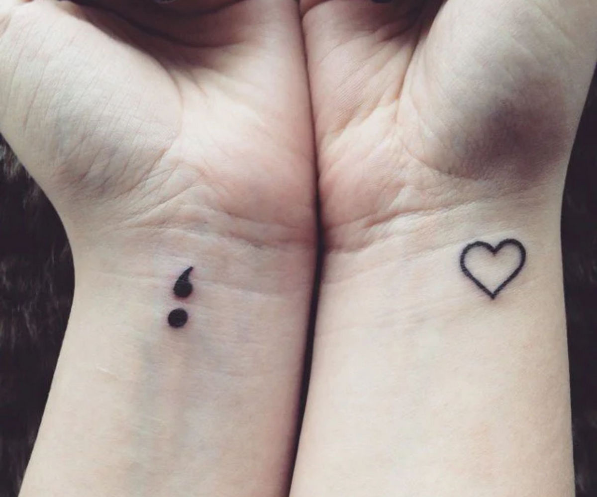 Hình tattoo dấu chấm phẩy với hình trái tim cho đôi tình nhân