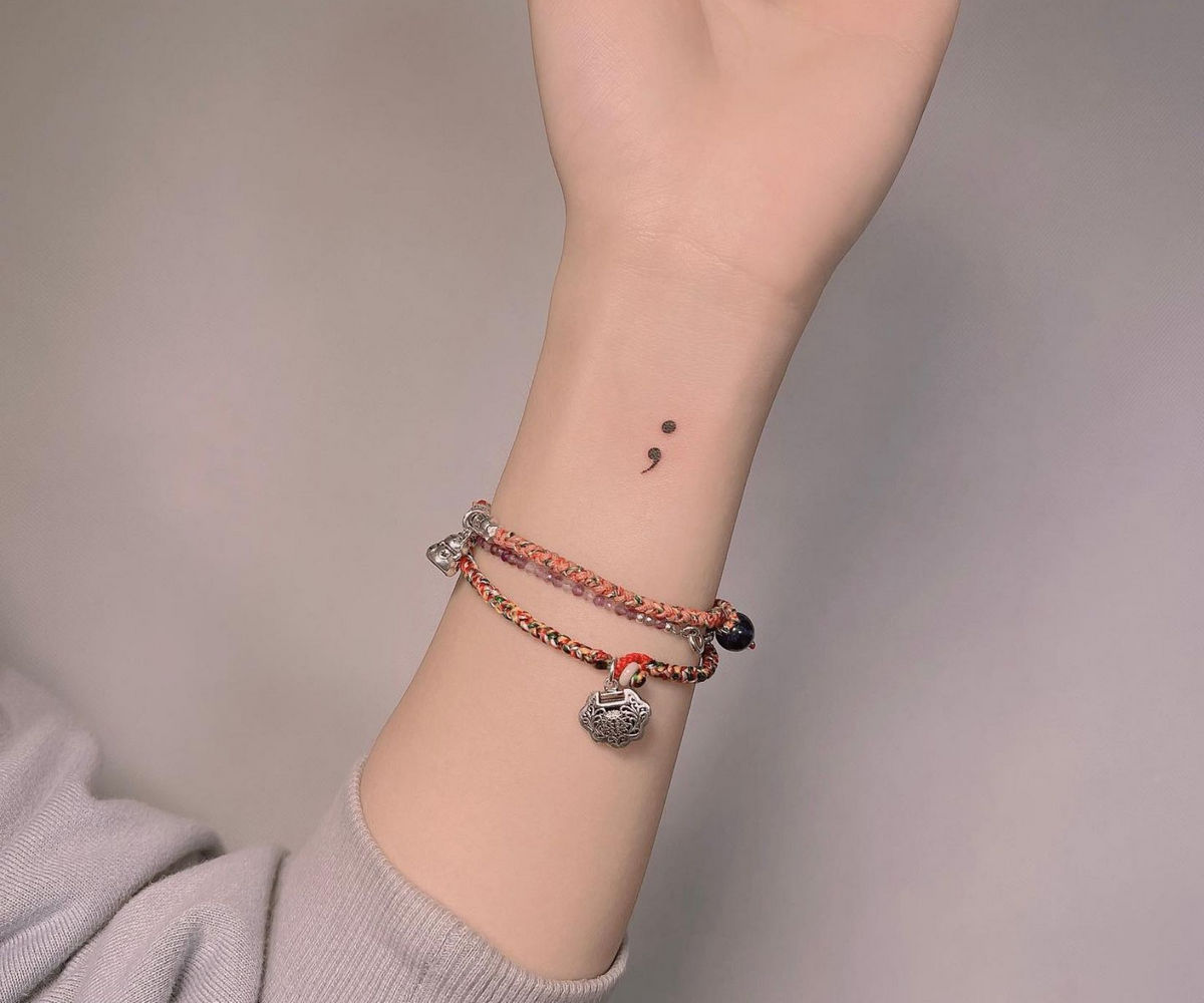 Mẫu tattoo dấu chấm phẩy mini siêu xinh trên cổ tay cho các nàng thơ