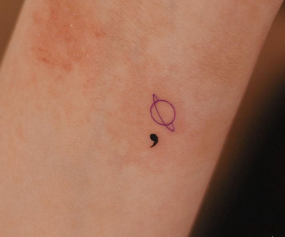Tattoo dấu chấm phẩy mini kết hợp với hành tinh cực đáng yêu