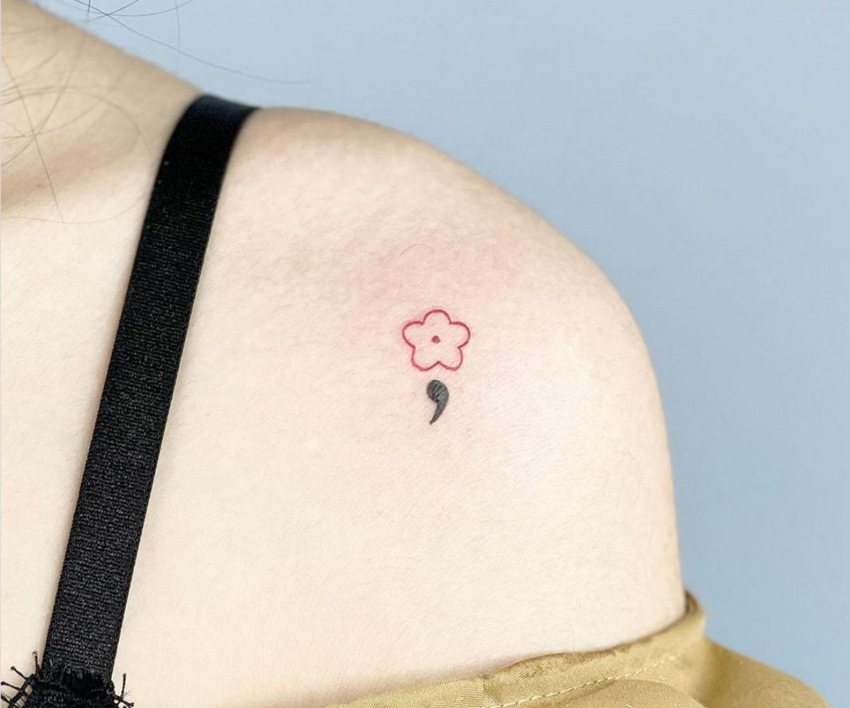Hình tattoo dấu chấm phẩy kết hợp với bông hoa mini siêu cute