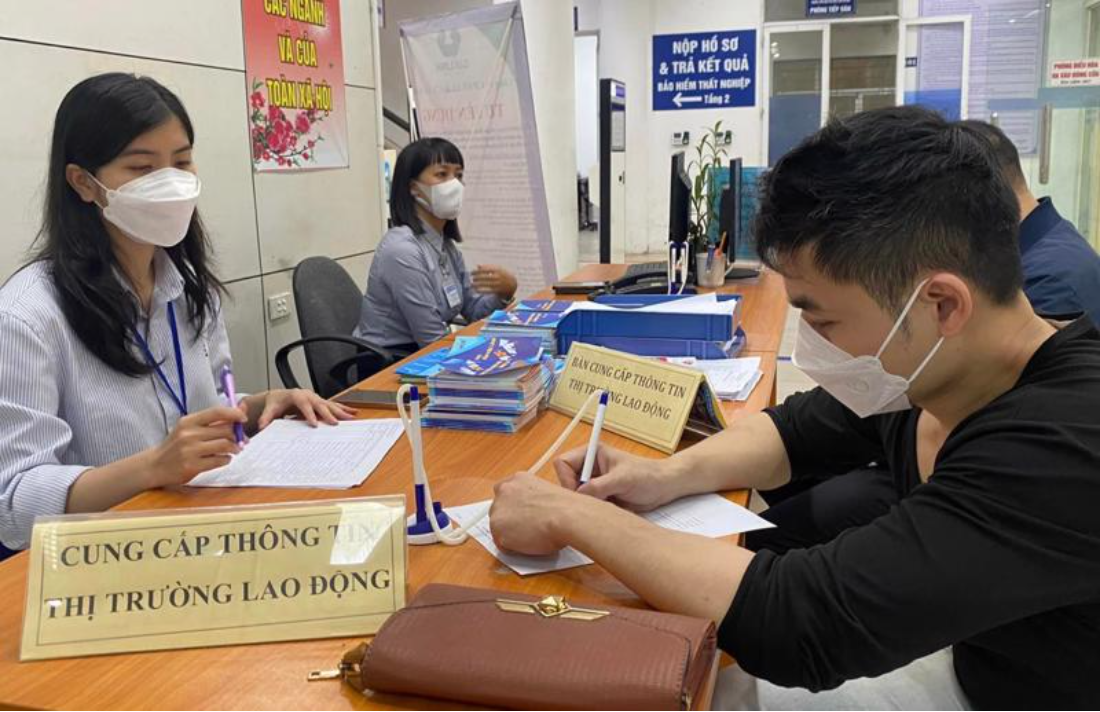 Người lao động đăng ký tham gia ứng tuyển việc làm quan hệ đối ngoại tại Hà Nội
