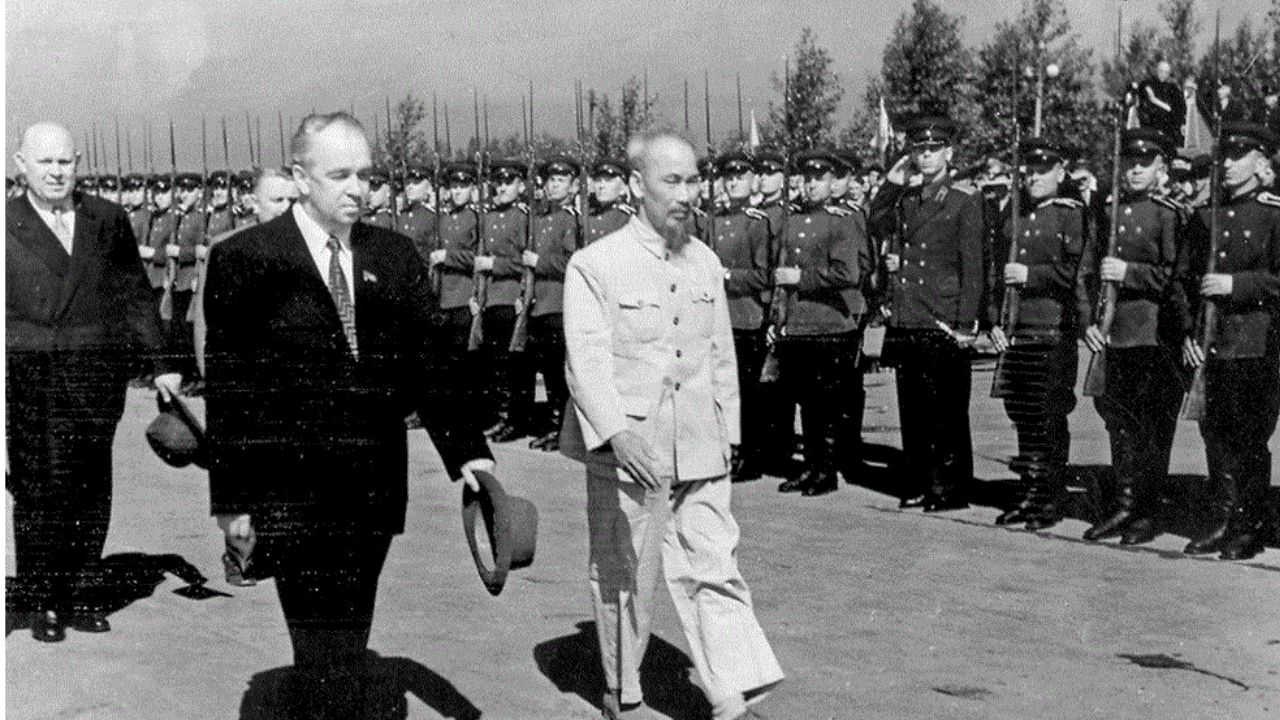 Ngày 4/2/1958, Bác Hồ dẫn đầu phái đoàn Nhà nước đi thăm Ấn Độ và Myanmar nhằm thắt chặt tình hữu nghị giữa các nước