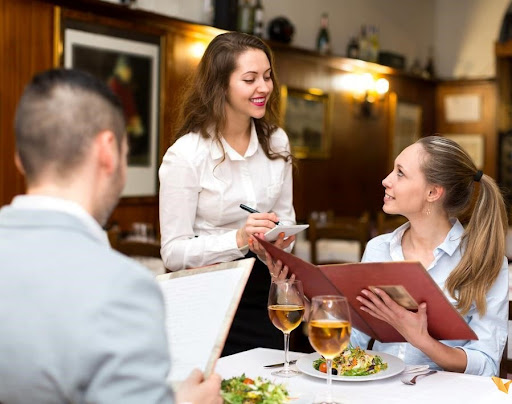 Một số mẫu câu tiếng Anh cho nhân viên phục vụ khi giúp khách hàng gọi món.