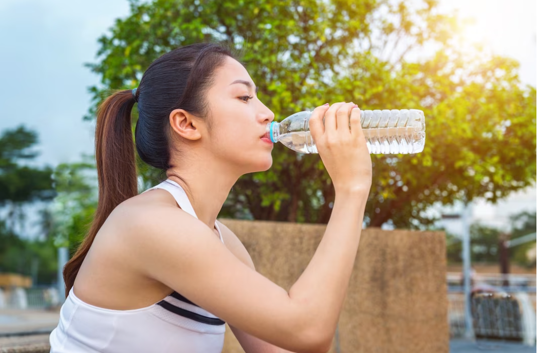 Uống đủ nước giúp đẩy nhanh quá trình giảm cân của chị em