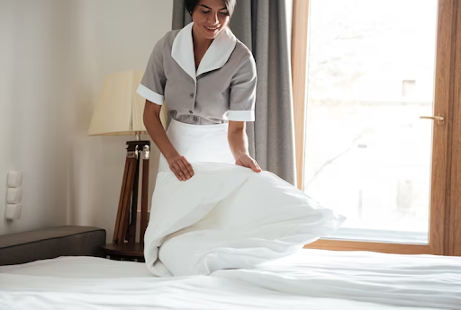 Nhân viên tạp vụ khách sạn là người đảm bảo vệ sinh cho các khu vực trong khách sạn