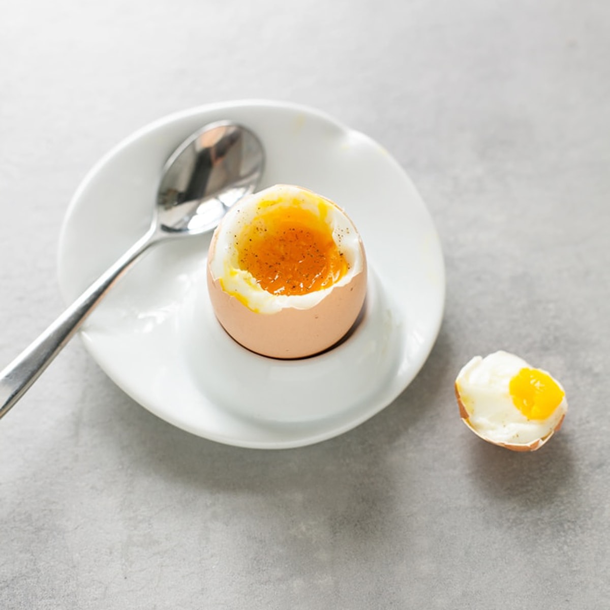 Ngâm trứng đã luộc với nước lạnh giúp bóc vỏ dễ dàng