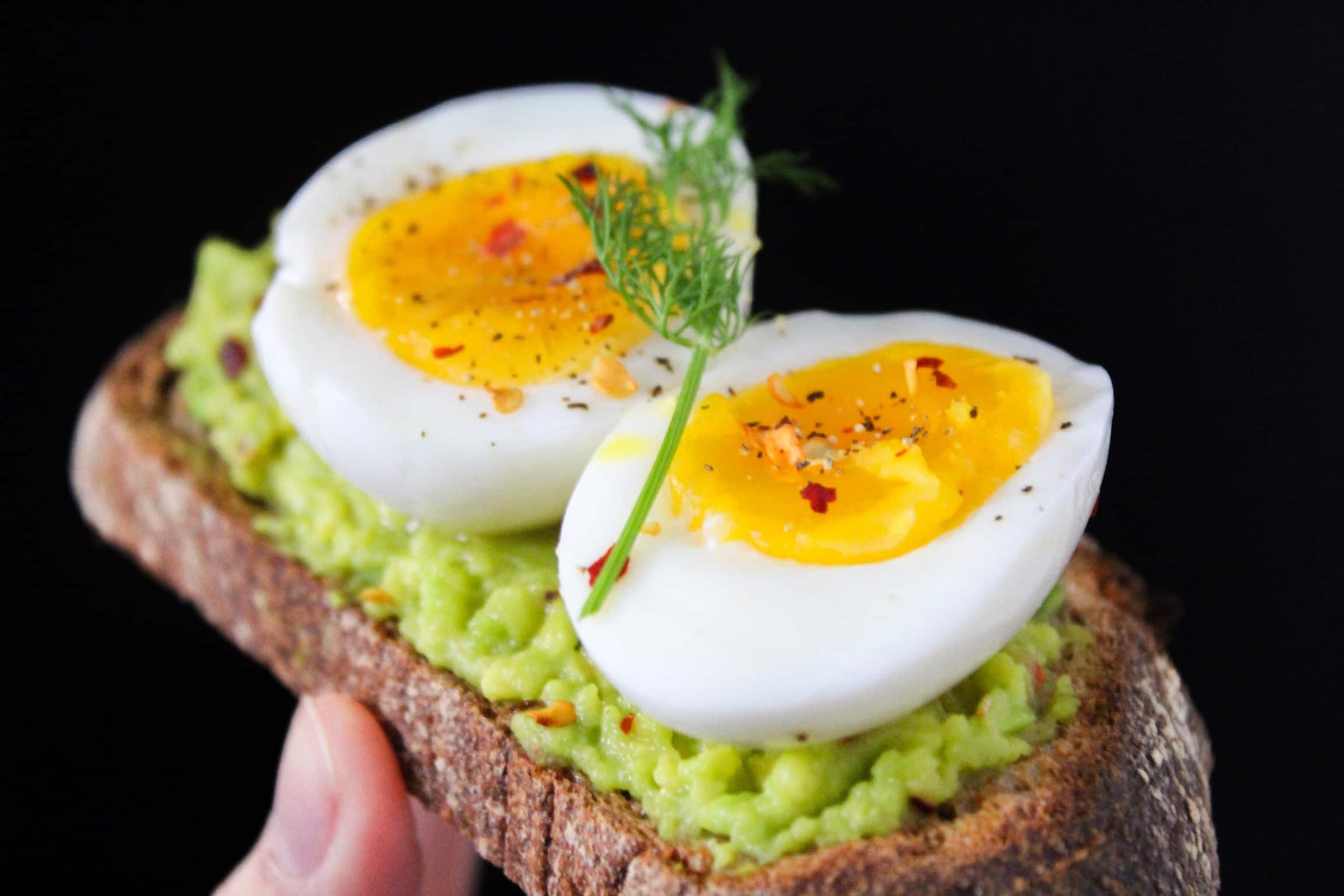 Bạn có thể thay đổi phương pháp chế biến hoặc kết hợp thực phẩm lành mạnh với trứng vịt để hạn chế tăng cân