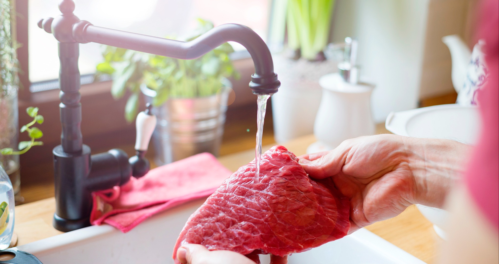 Cần rửa thịt bò thật kỹ để không còn mùi hôi trước khi nấu