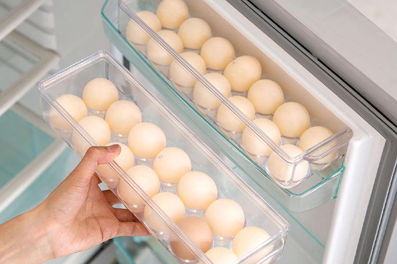 Bảo quản ở cánh tủ lạnh khiến trứng nhanh hỏng