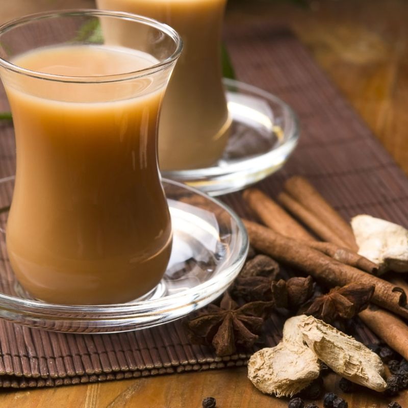 Một số loại cơ bản được sử dụng trong trà Masala Chai đó là bạch đậu khấu, quế và đinh hương